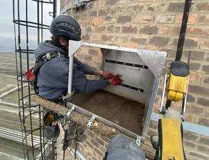 Vándorsólyom költőláda pécsi erőmű