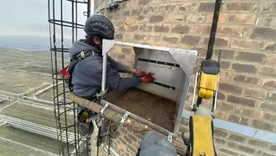 Vándorsólyom költőláda pécsi erőmű